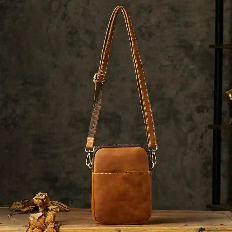 Mini-Umhängetasche aus Crazy Horse-Leder — Modell O