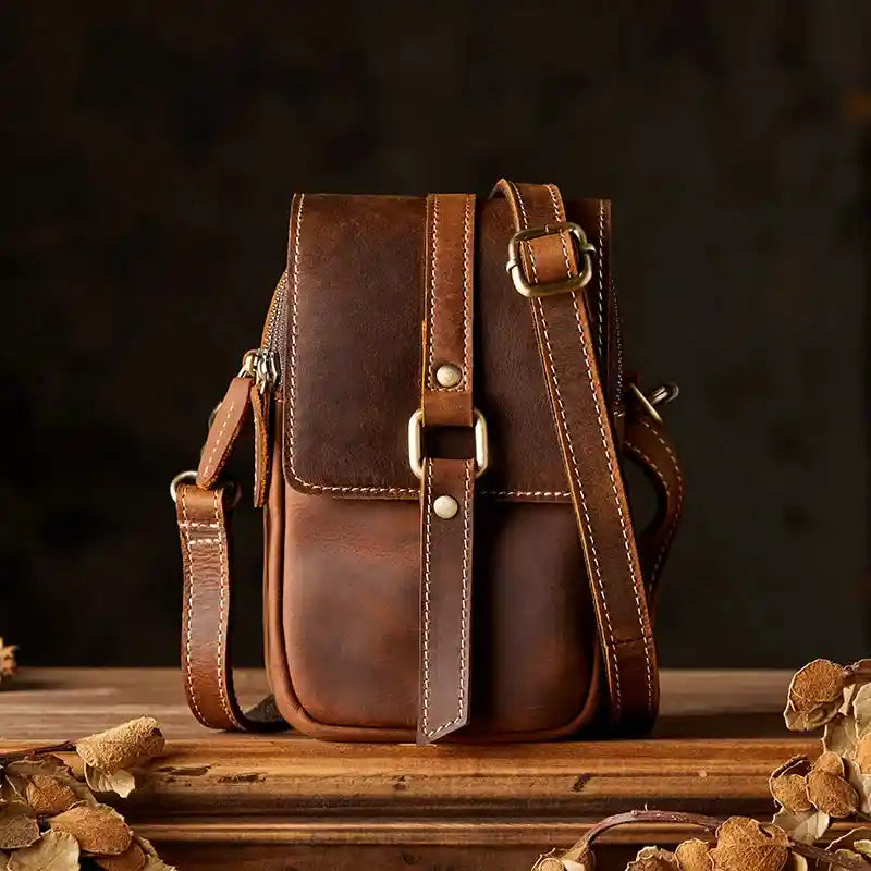Mini-Umhängetasche aus Crazy Horse-Leder — Modell P