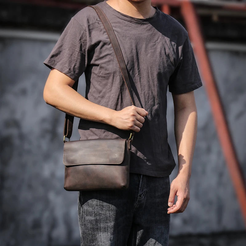 กระเป๋าสะพายไหล่ทรงบาง หนังเครซี่ฮอร์ส — รุ่น T
