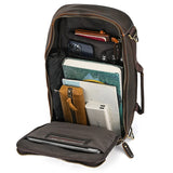 クレイジーホースレザー クロスボディーバック_Vの内部は多収納設計で、ノートやスマホ、ペンケースなどを整理して収納可能。