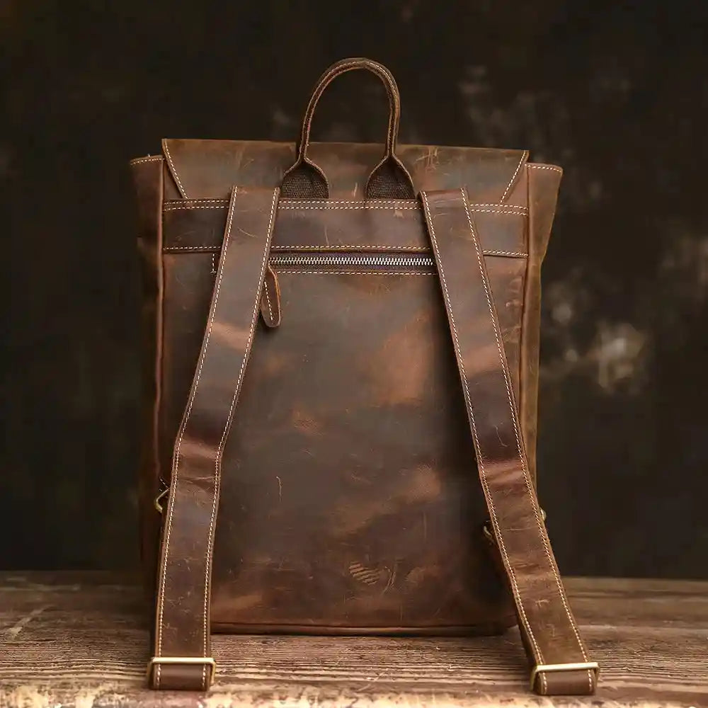 Rucksack aus Crazy Horse-Leder — Modell AW — Rückansicht; Details zum Trageriemen; Details zum Reißverschluss; Details der Fächer und Taschen