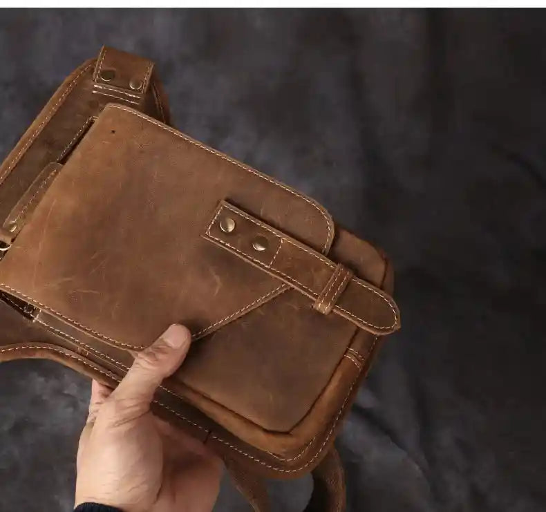 Crossbody-Tasche aus Crazy Horse-Leder — Modell Q — Detailansicht