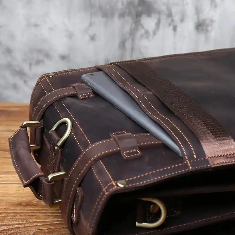 Mochila com duas formas de transporte em pele crazy horse — Modelo AL
