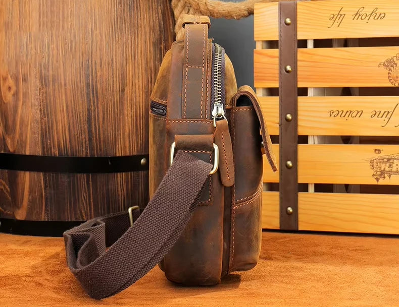 Mini bolsa de ombro em pele crazy horse — Modelo V