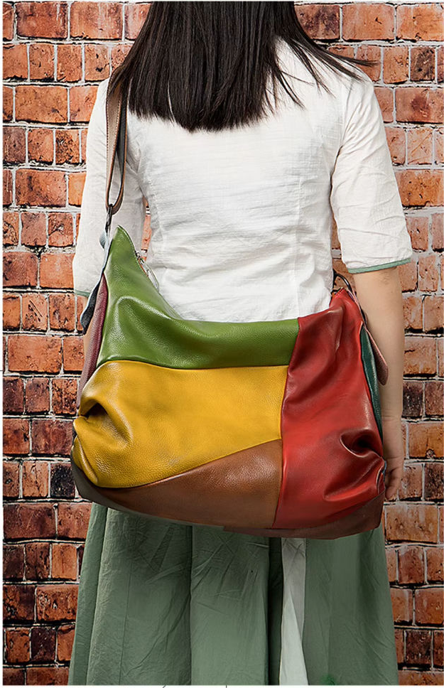 حقيبة كتف بتصميم من قطع متداخلة من جلد بقري