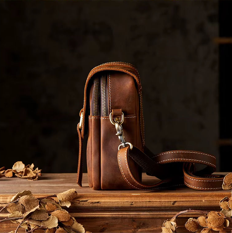 Mini sac à bandoulière en cuir crazy horse — Modèle P — Vue détaillée