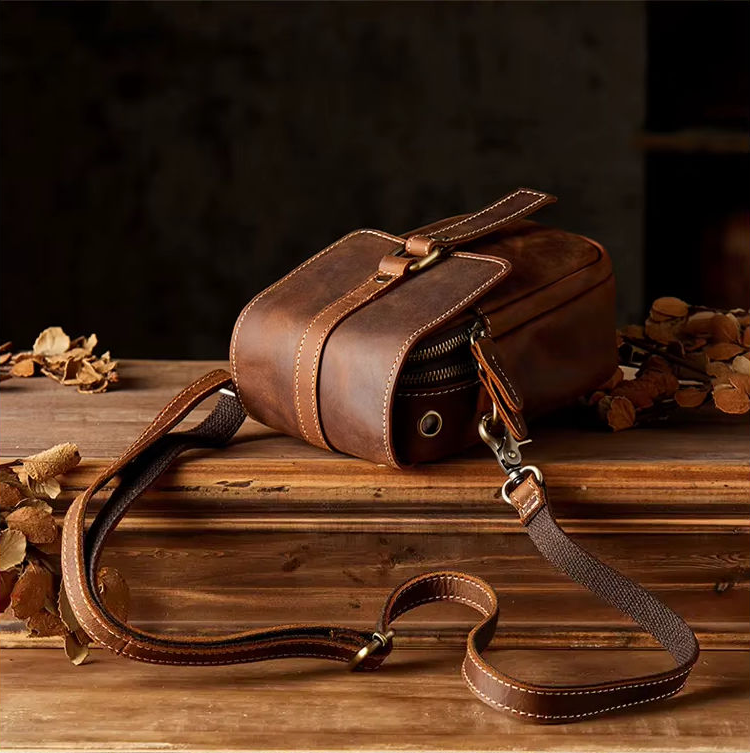Mini sac à bandoulière en cuir crazy horse — Modèle P — Vue détaillée
