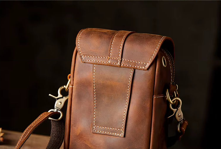 Mini sac à bandoulière en cuir crazy horse — Modèle P — Vue détaillée
