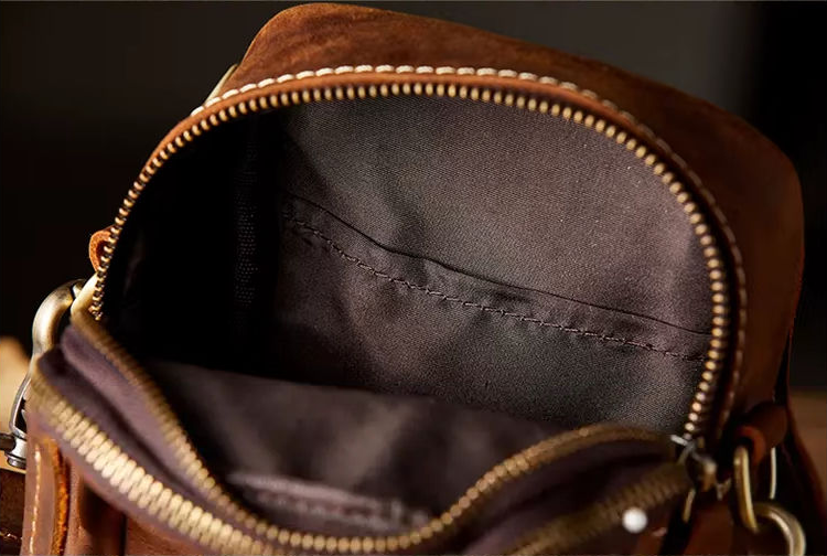 Mini sac à bandoulière en cuir crazy horse — Modèle P — Vue détaillée