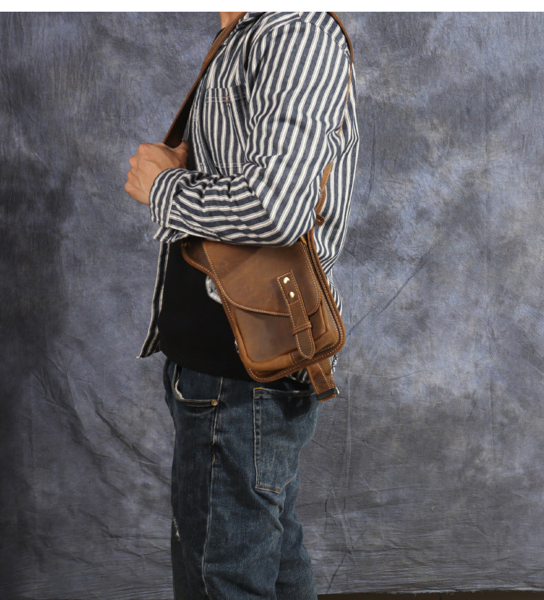 Crossbody-Tasche aus Crazy Horse-Leder — Modell Q — Detailansicht