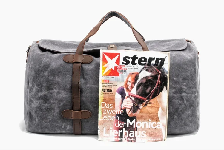 Duffle-Bag aus gewachstem Canvas und Leder — Modell D — Weitere abgebildete Gegenstände sind nicht im Lieferumfang enthalten; Größenangaben