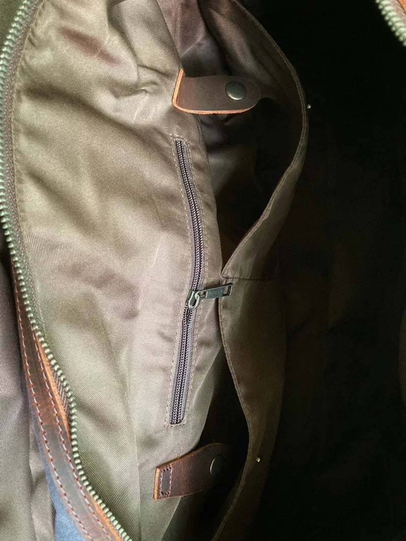 Duffle-Bag aus gewachstem Canvas und Leder — Modell D — Innenansicht; Details zum Reißverschluss; Details der Fächer und Taschen