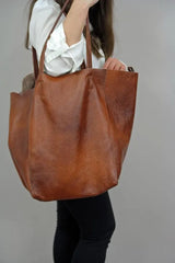 Bolsa de ombro grande com clutch a condizer em pele sintética PU — Modelo A — Castanho; Exemplo de utilização