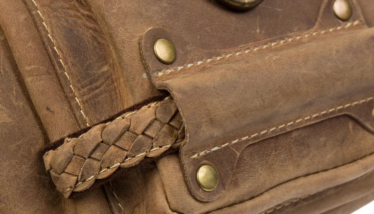 Bolsa de anca em pele crazy horse — Modelo G — Imagem de detalhe