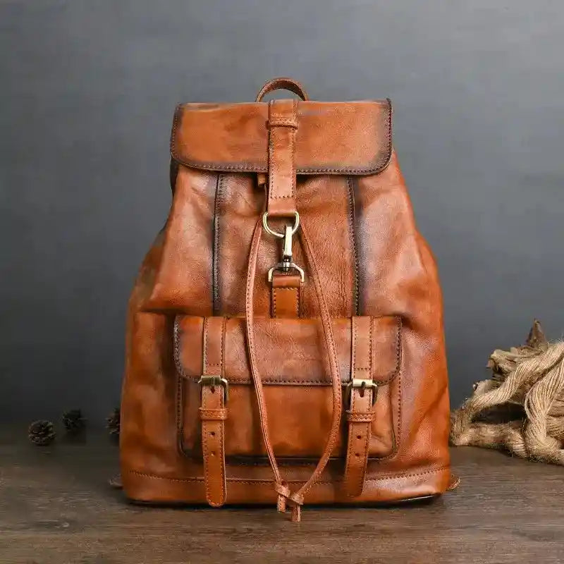 Sac à dos en cuir de vachette — Modèle A — Vue de face; Détails des pièces métalliques et des attaches; Détails des poches