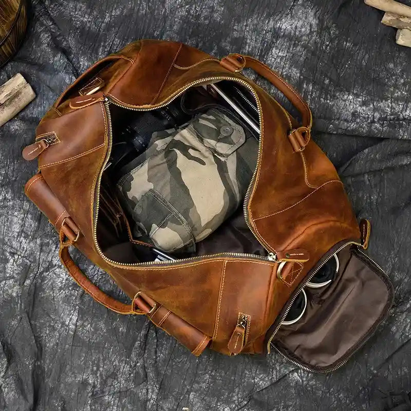 Reisetasche aus Crazy Horse-Leder — Modell P — Innenansicht; Beispiel für die Aufbewahrung