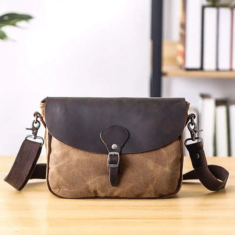 Umhängetasche aus gewachstem Canvas und Leder — Modell D — Vorderansicht