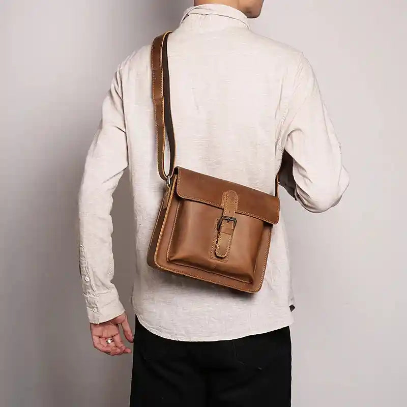 Mini-Umhängetasche aus Crazy Horse-Leder — Modell I