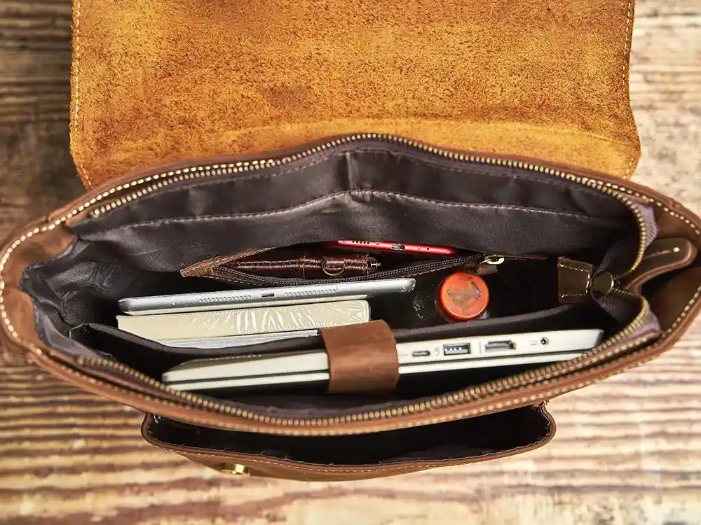 Rucksack aus Crazy Horse-Leder — Modell AW — Innenansicht; Beispiel für die Aufbewahrung; Details der Fächer und Taschen