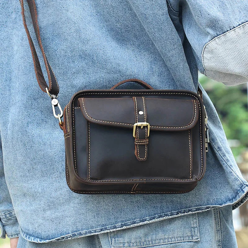 Mini-Umhängetasche aus Crazy Horse-Leder — Modell R — Schwarz; Produktansicht