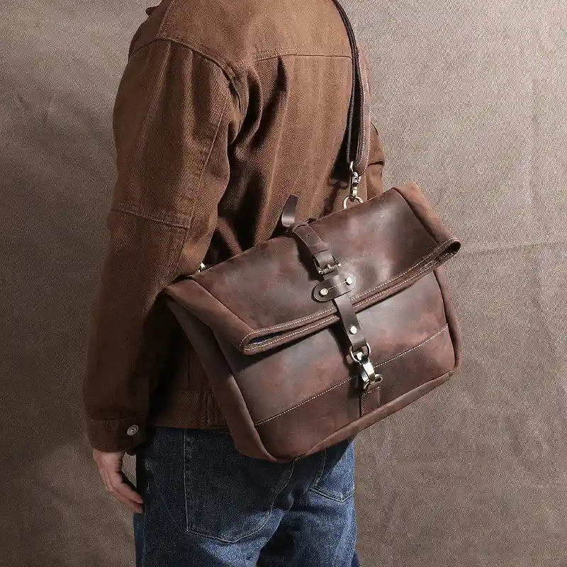 Umhängetasche aus Crazy Horse-Leder — Modell AO — Anwendungsbeispiel