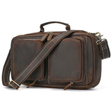 横置き可能なクレイジーホースレザー クロスボディーバック_V。2つのフロントポケットと調整可能なストラップ付きで機能性抜群。