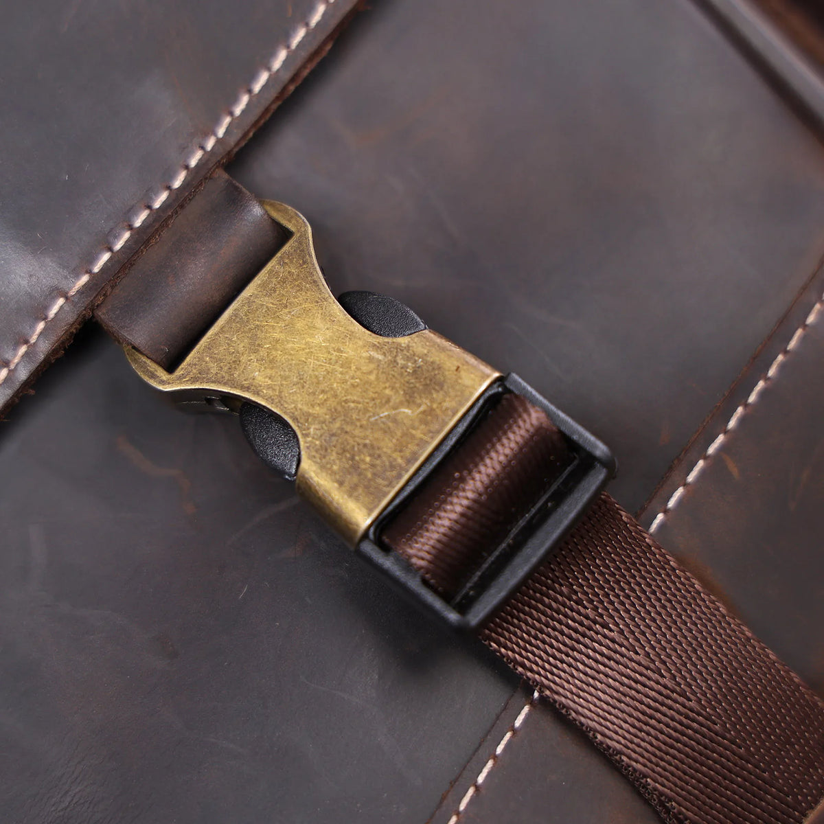 Crazy-Horse-Leder-Schultertasche_AR