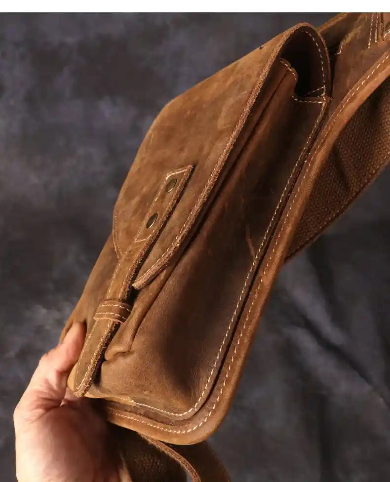 Crossbody-Tasche aus Crazy Horse-Leder — Modell Q — Detailansicht