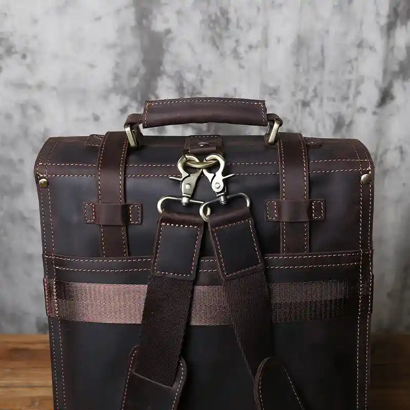Mochila com duas formas de transporte em pele crazy horse — Modelo AL