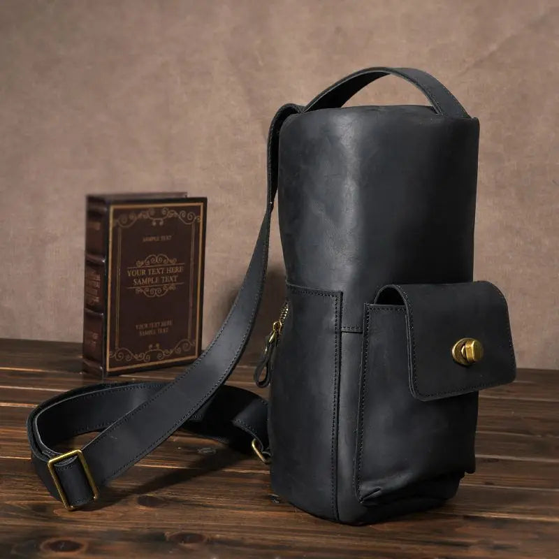 Crossbodyväska i crazy horse-läder — Modell U — Svart; Produktbild