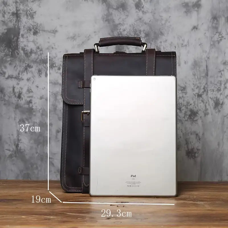 Mochila com duas formas de transporte em pele crazy horse — Modelo AL