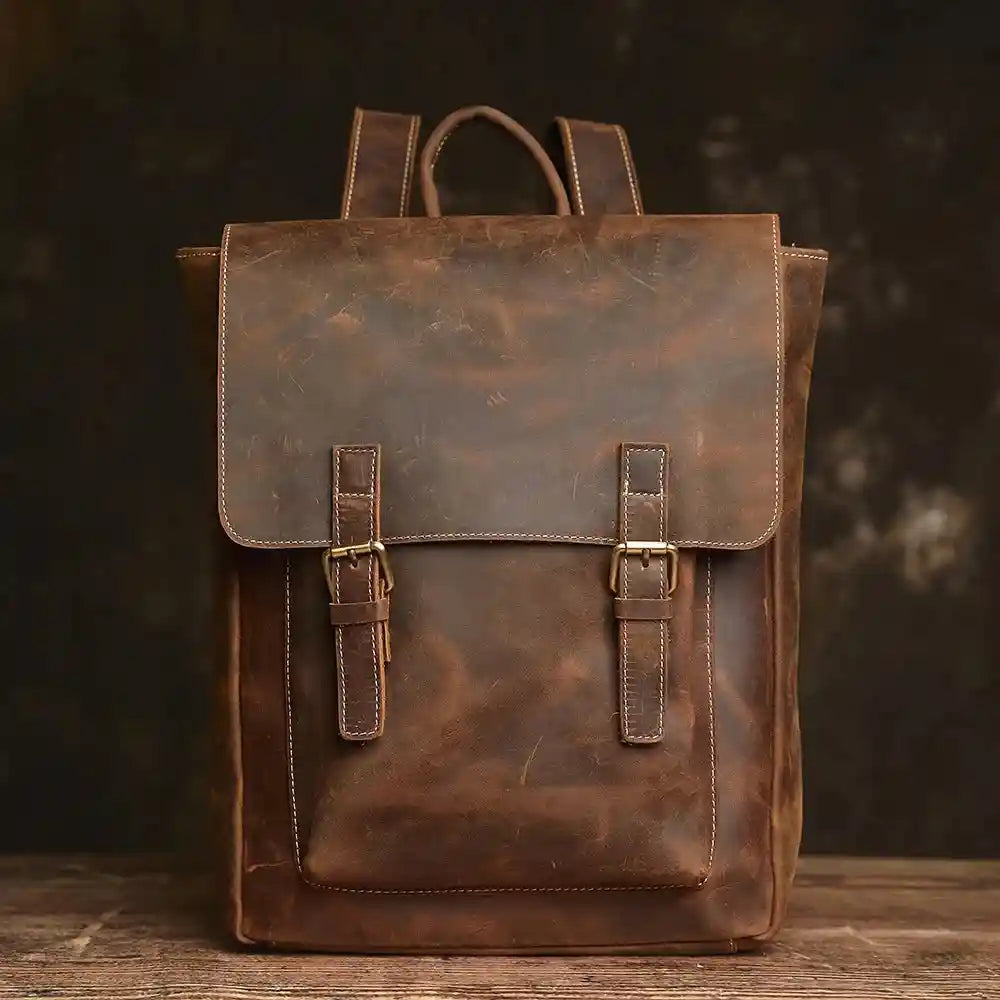 Rucksack aus Crazy Horse-Leder — Modell AW — Vorderansicht; Details zu Beschlägen und Verschlüssen