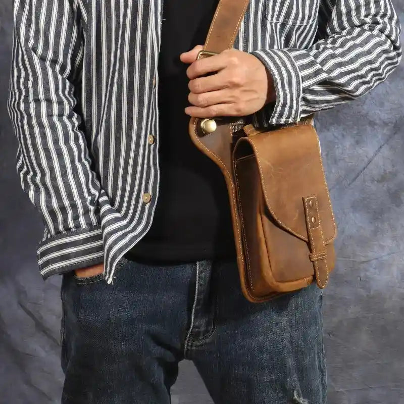 Crossbody-Tasche aus Crazy Horse-Leder — Modell Q — Detailansicht