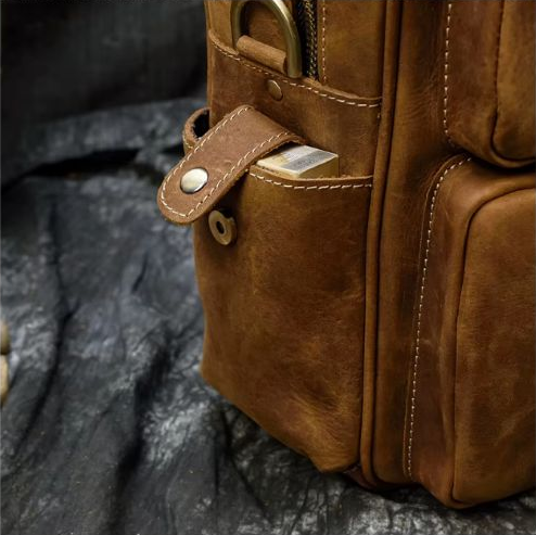 Axelväska i crazy horse-läder — Modell D — Detaljbild 14