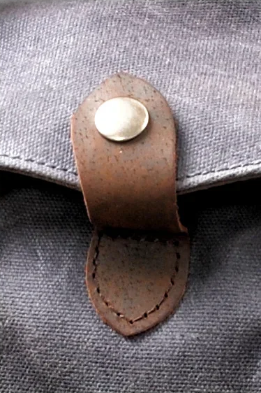 Duffle-Bag aus gewachstem Canvas und Leder — Modell D — Details zu Beschlägen und Verschlüssen