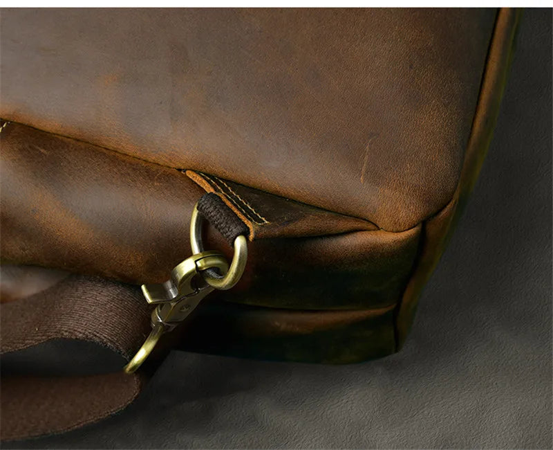 Crossbodyväska i crazy horse-läder — Modell O — Detaljbild 16
