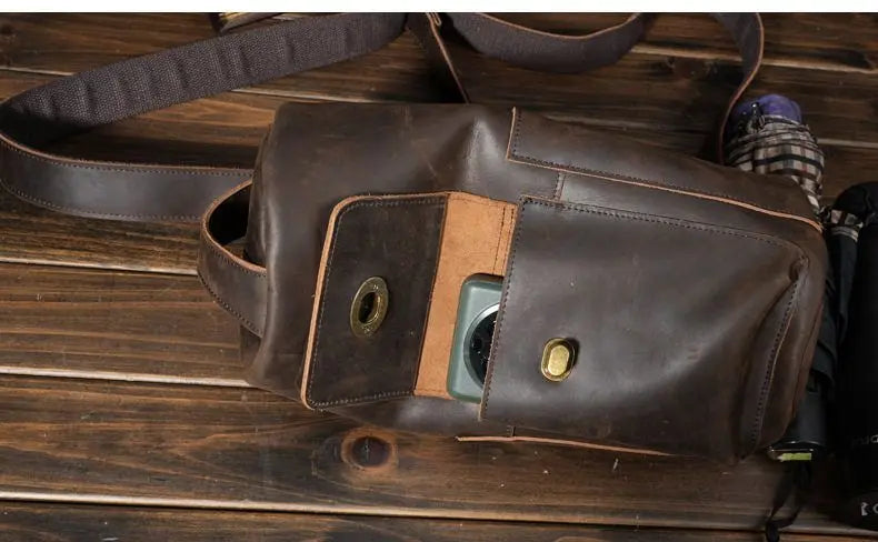 Crossbodyväska i crazy horse-läder — Modell U — Detaljbild 14