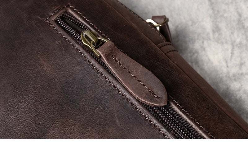 Crossbodyväska i crazy horse-läder — Modell F — Detaljbild 9
