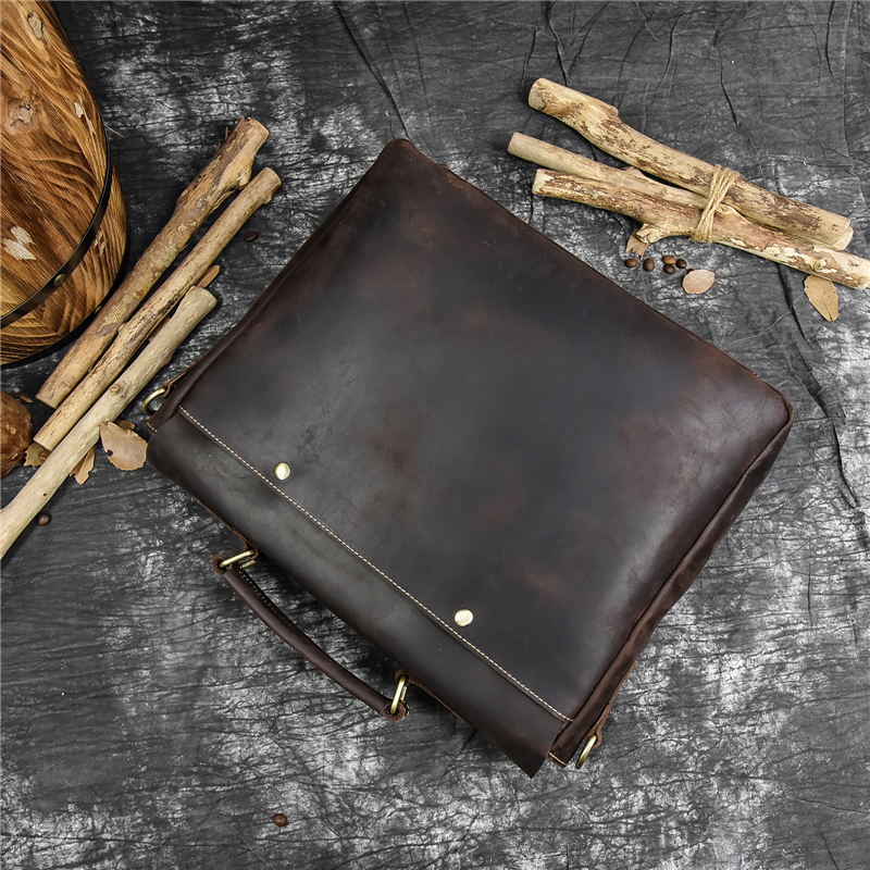 Axelväska i crazy horse-läder — Modell M